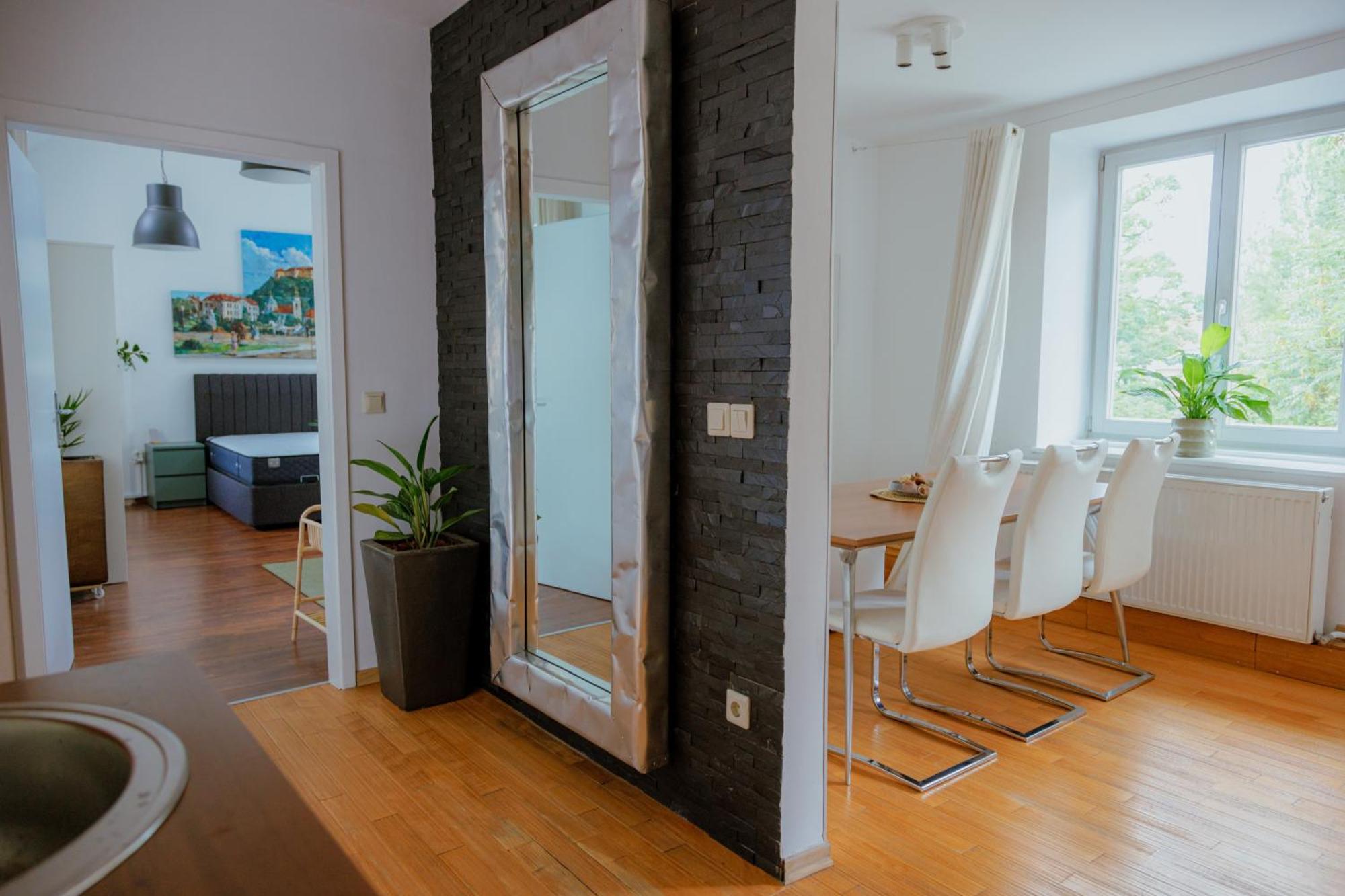 Bridge Apartment *